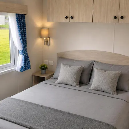 3 Bedroom Sleeps 6 - Shared Pool & Hot Tub Malton