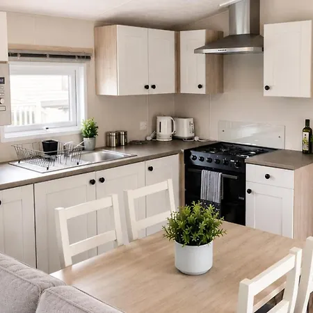 Holiday home 3 Bedroom Sleeps 6 - Shared Pool & Hot Tub *
