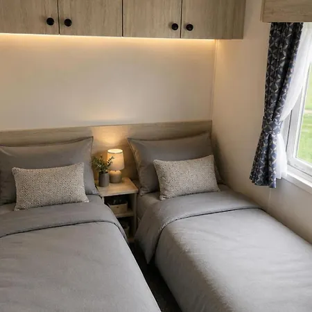 3 Bedroom Sleeps 6 - Shared Pool & Hot Tub Holiday home Malton