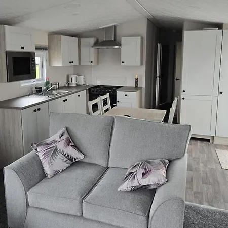 3 Bedroom Sleeps 6 - Shared Pool & Hot Tub Holiday home *