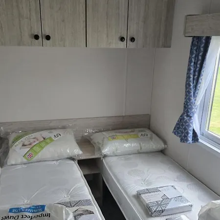 3 Bedroom Sleeps 6 - Shared Pool & Hot Tub Holiday home Malton