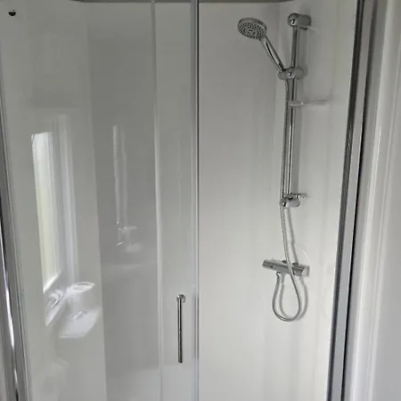 3 Bedroom Sleeps 6 - Shared Pool & Hot Tub Holiday home *