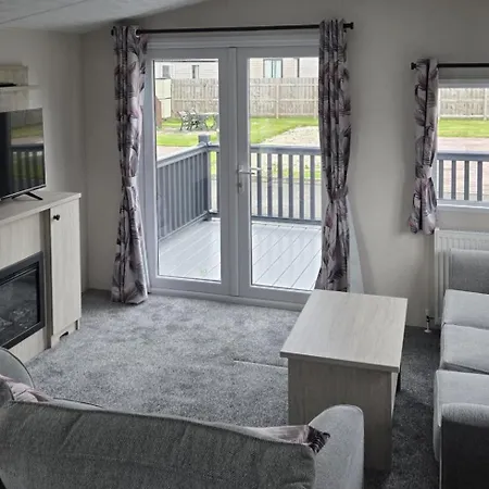 3 Bedroom Sleeps 6 - Shared Pool & Hot Tub Malton
