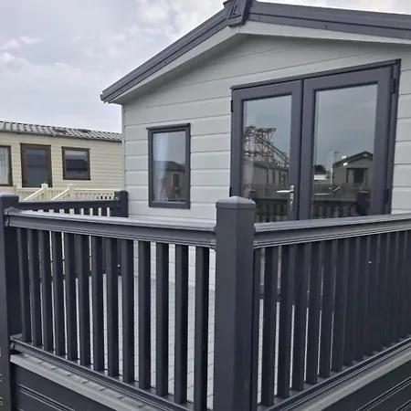 3 Bedroom Sleeps 6 - Shared Pool & Hot Tub Malton