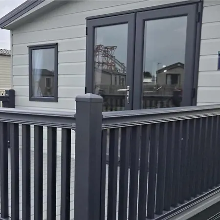 3 Bedroom Sleeps 6 - Shared Pool & Hot Tub