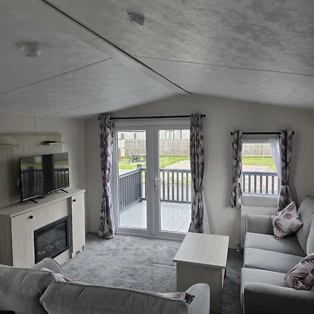 3 Bedroom Sleeps 6 - Shared Pool & Hot Tub Holiday home Malton